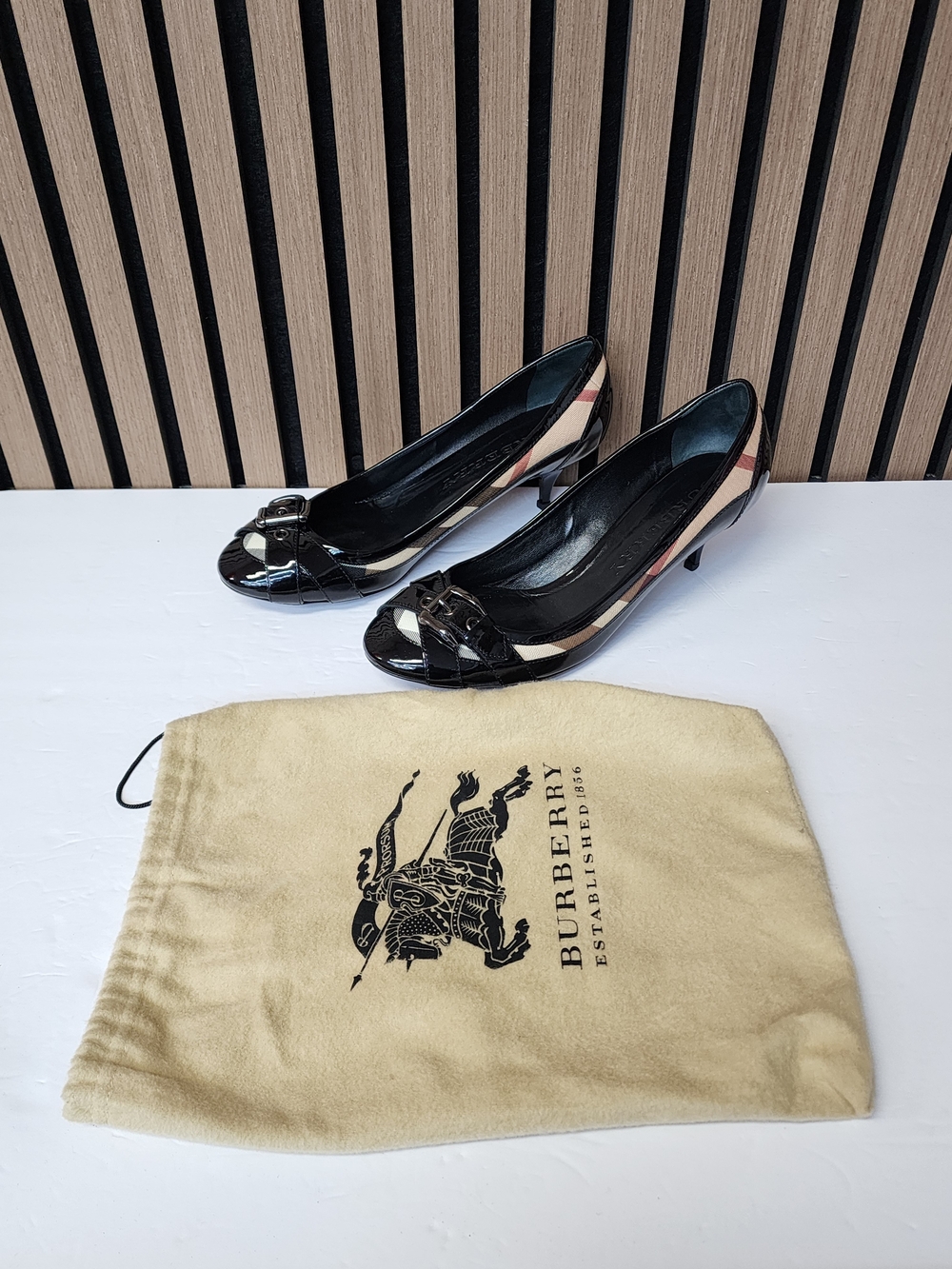 Burberry Black Patent Leather Check Buckle Heel Made in Italy Size 40
